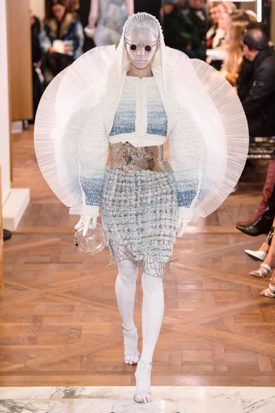 Look 10